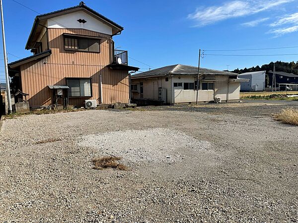 東側を撮影。東南側には平家の整体院がありますが、平家の建物であるのもプラスですね。