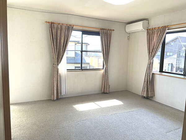 2階の寝室9．5帖。この部屋の特徴はクローゼット。ウォークインも広くある上さらに納戸も広くあります。
