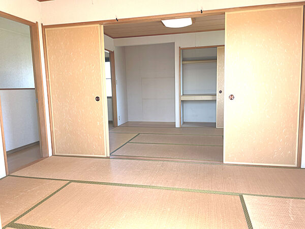 2階の和室6畳×2部屋。ドアも2か所、収納も2つあり部屋を分けることも可能です。
