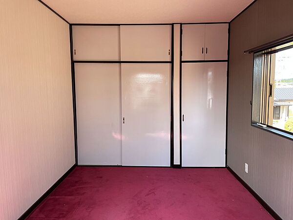 2階東側の洋室。カーペット敷き。上部にも収納があり収納量は豊富な収納です。