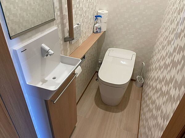 タンクレストイレ。手洗いカウンターと鏡もついてます。暮らすこと考えた作りですね。