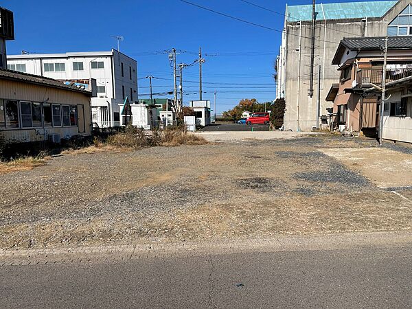 南側から撮影。午前中から十分に陽がさし明るい土地
