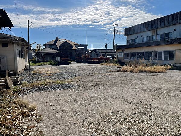 北側から撮影。南側にもお洒落な建物が建っており、雰囲気が良いですね。