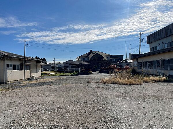 本物件の北側中心部より道路に向け撮影。本当に明るい好印象の土地ですよ。