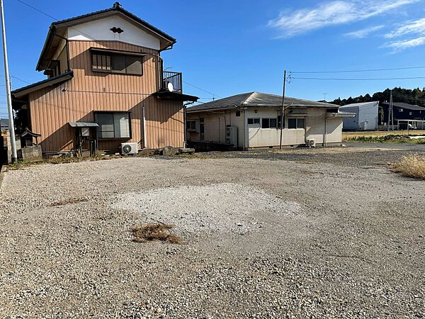 東側を撮影。東南側には平家の整体院がありますが、平家の建物であるのもプラスですね。