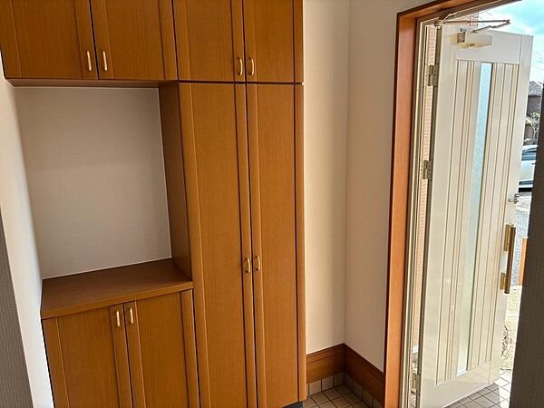 玄関には大型下駄箱が据付で整理整頓された玄関にできます。