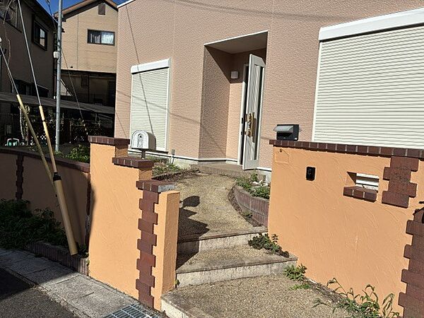 玄関へのアプロ―とは雰囲気があります。道路とストレートに面してなく、安全性も高いです。