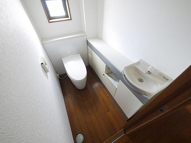 1Fトイレ　タンクレストイレで狭くなりがちなトイレスペースもスッキリ