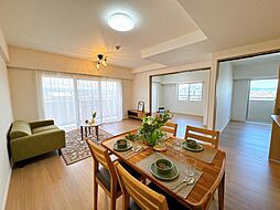 サーパスシティ屋島 4LDKのリビング/ダイニング