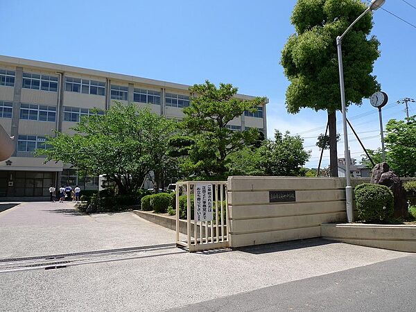 高松市立桜町中学校：徒歩9分（700ｍ）