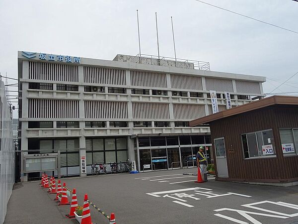 坂出市役所：徒歩12分（950ｍ）