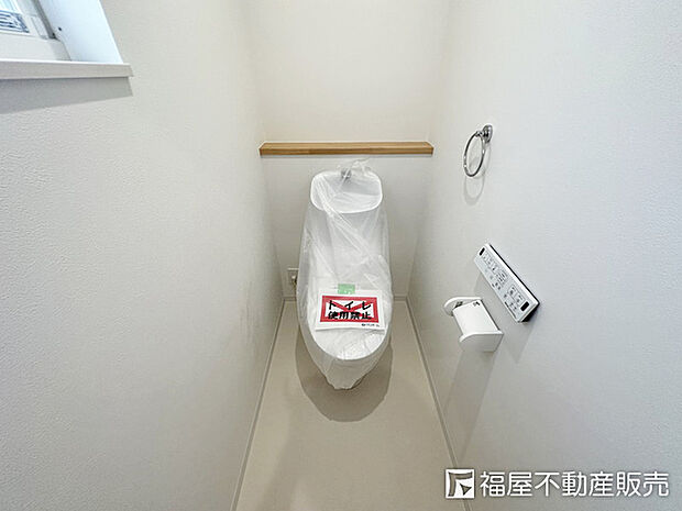2階トイレ：温水洗浄暖房便座付き