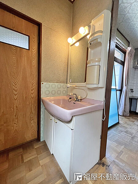 写真中の家具・調度品は売買対象に含まれません。
