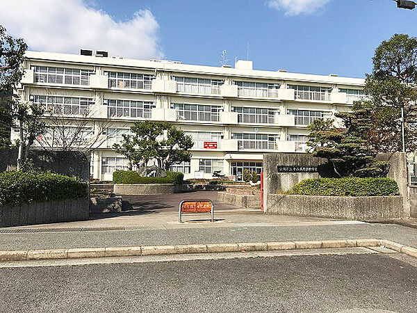 宝塚市立中山五月台中学校