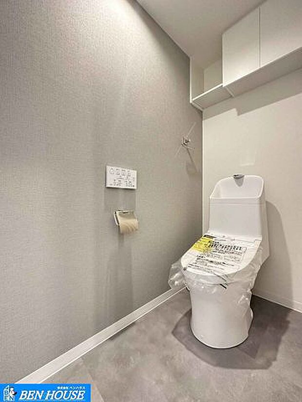 ・新規交換済のシャワー洗浄機能付のトイレは清潔感が印象的な空間です・吊戸棚の設置があり、トイレットペーパーやお掃除道具などもスッキリ収納できます・現地へのご案内はいつでも可能です