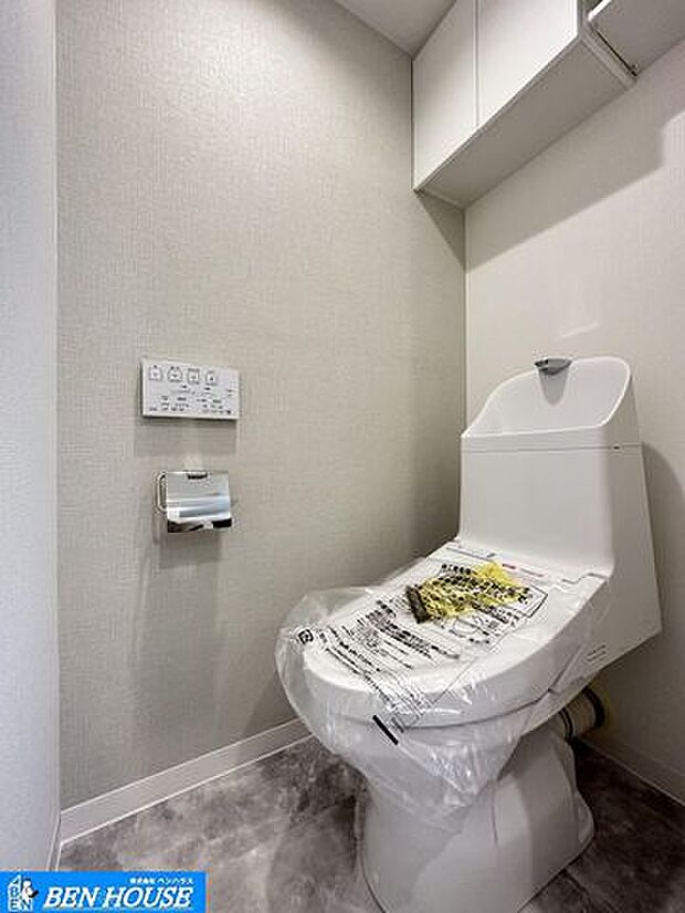 ・新規交換済のトイレ・シャワー洗浄機能付のトイレは、清潔感が印象的な空間ですね。・リモコンは壁掛けタイプで、お手入れもしやすいですね。・いつでも現地へのご案内可能です