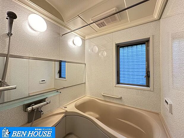 ・足を伸ばしてゆったりと入れる広々タイプのバスルーム。・お手入れもしやすい浴室です・浴室乾燥機はもちろん窓もございますので、いつでも換気できますね・現地へのご案内はいつでも可能です
