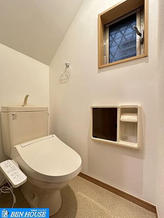 ・清潔感のある明るいトイレ空間。快適なトイレタイムに欠かせない温水洗浄便座付きです。・窓付きで明るく換気も充分なトイレです。・いつでも現地へのご案内可能です・是非ご確認ください