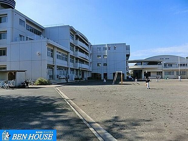 横浜市立下田小学校 徒歩11分。教育施設が近くに整った、子育て世帯も安心の住環境です。 830m