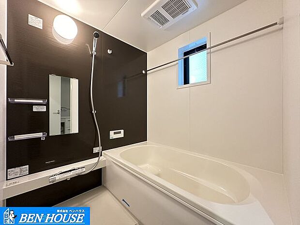浴室換気乾燥暖房機付きシステムバス・雨の日のお洗濯物にも大活躍の浴室乾燥機付きのバスルーム・浴室暖房は冬のヒートショック防止に大変役立ちます・お手入れもしやすい浴室です