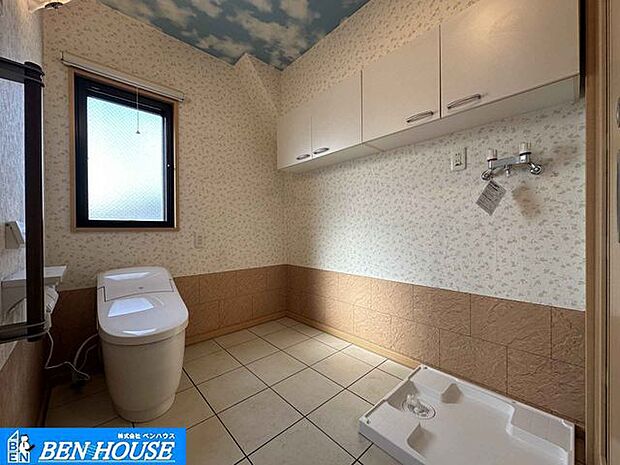 ・タンクレストイレで便器周りがスッキリし、お掃除もしやすく清潔感のあるトイレになっております。・吊戸棚にはトイレットペーパーなど収納できます・シャワートイレでいつでも清潔に利用できますね