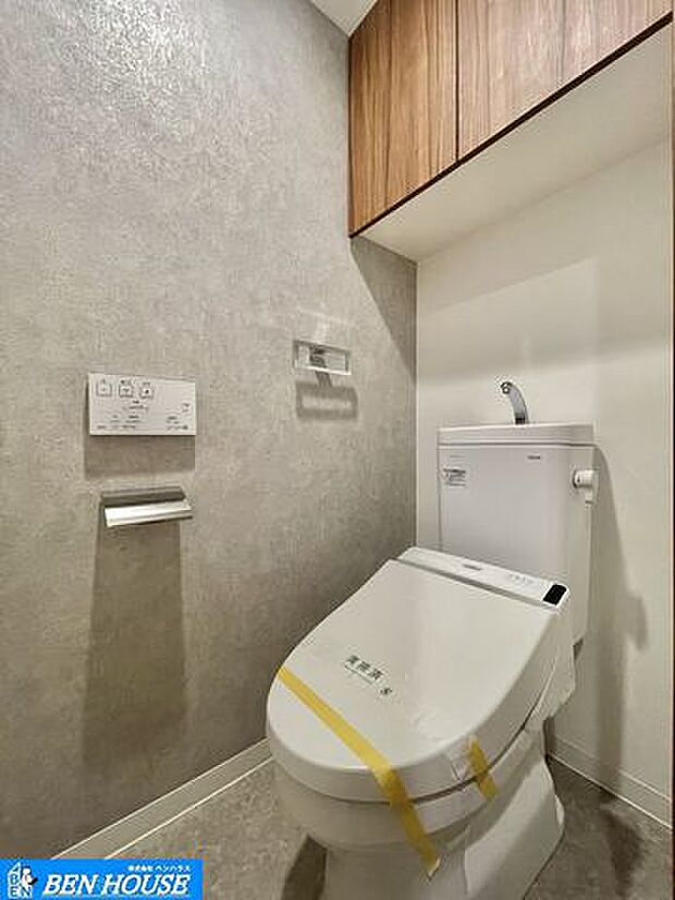 トイレ・清潔感のある明るいトイレ空間。快適なトイレタイムに欠かせない温水洗浄便座付きです。・吊戸棚の設置があり、トイレットペーパーやお掃除道具などもスッキリ収納できます・是非ご確認ください