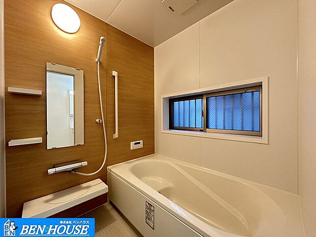 浴室換気乾燥暖房機付きシステムバス・浴槽内の一部分に、腰を掛けるスペースがございます。・半身浴など長時間浴槽に浸かる場合や、小さな子供の入浴などに大変便利です。・是非ご確認ください