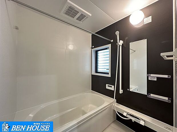 浴室換気乾燥機付きシステムバス・お手入れしやすい浴室です・窓があり換気もしやすい浴室・体操着やＹシャツなどご家族の急な洗濯物も、浴室乾燥機で夜のうちに乾かせて便利ですね。