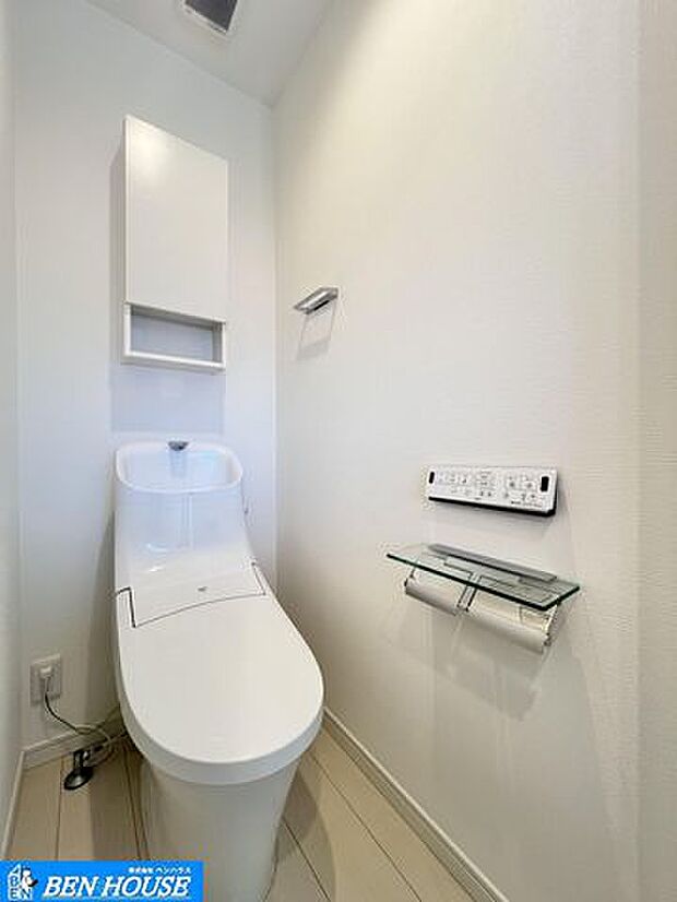 ・シャワー洗浄機能付のトイレは、清潔感が印象的な空間ですね。・リモコンは壁掛けタイプで、お手入れもしやすいですね。・現地へのご案内はいつでも可能です・是非ご確認ください