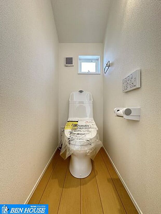 トイレ・1・3Ｆに設置ございます・2か所トイレがあるので、朝の忙しい時間帯もご家族がスムーズに準備でき、便利ですね。・窓付きで明るく換気もできます。・充実の仕様・設備で販売中。