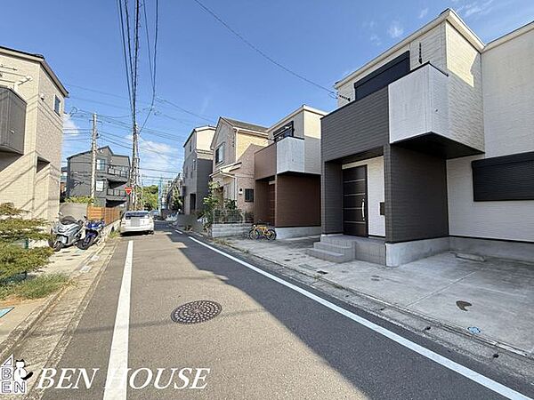 ・全室窓のある通風良好なお部屋・対面キッチンでリビングを伺いながらお料理できます・三ツ口コンロのシステムキッチンで食事の支度もはかどりますね・リビングは二面の採光があり明るく通風も良好