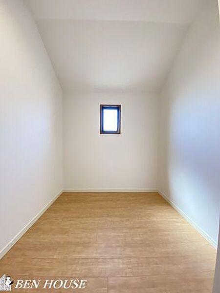 ・2階の3．3帖の小部屋ではリモートワーク部屋や趣味部屋として、また、収納部屋としてなど多目的に利用できます・新規リフォーム済でご契約後は即入居可能です・現地へのご案内はいつでも可能です