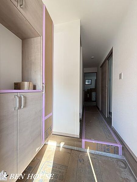 シューズボックス・大きなシューズボックスでご家族全員の靴もしっかり収まりますね・また上下に分かれている部分にはインテリアなどを飾る楽しみもできますね・玄関周辺はスッキリ片付きます