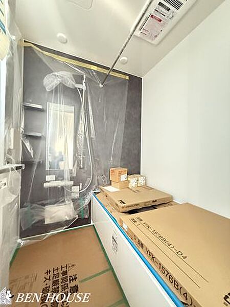 ・追い焚き機能付きのオートバス、ご家族それぞれの生活リズムに合わせて、いつでも温かいお風呂に入れます・シャワーは高さが自由に変えられるスライドバー式、ご家族皆が使いやすい仕様です