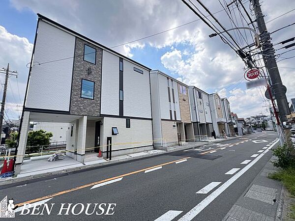 ・前面道路は約7．2ｍと駐車ラクラク・分譲地南側が法外通路約2．7ｍで両面道路・南向きのバルコニーが2か所採光たっぷりでございます・リビング内は三面からの採光で明るく通風も良好です