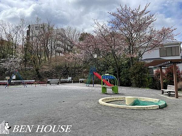東山田あけぼの公園 徒歩12分。四季の移ろいを感じる緑豊かな住環境です。 930m