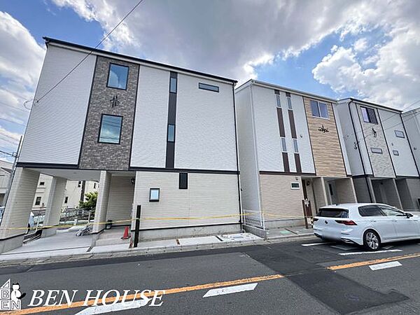 シャワー付洗面台・シャワーを引き出して使えるため洗髪はもちろんお掃除もしやすいです・大きな洗面ボウルで衣服の手洗いの際や小さなペットのお風呂として利用するときにも活躍しますね