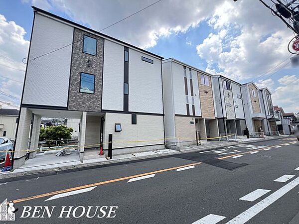 ・トイレと洗面台は2か所づつあり朝の慌ただしい時間もスムーズに準備できます・キッチンにはパントリー、洗面室内にリネン庫でスッキリ片付きます・リビングもしくは洗面室にはガスコンセントございます