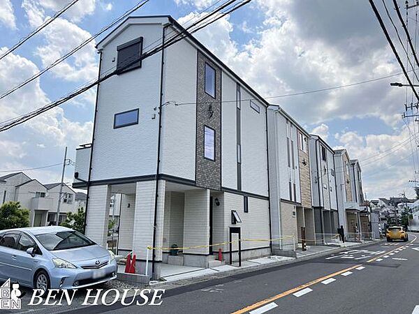 ・全窓、標準で網戸付き・床材はノンワックスフローリングでお手入れが簡単・シャッター雨戸で暴風から守ってくれ、防音効果も期待できます・防犯性に優れているカードキーの玄関で安心ですね