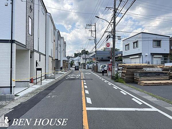 ・前面道路は約7．2ｍと駐車ラクラク・分譲地南側が法外通路約2．7ｍで両面道路・南向きのバルコニーが2か所採光たっぷりでございます・リビング内は三面からの採光で明るく通風も良好です