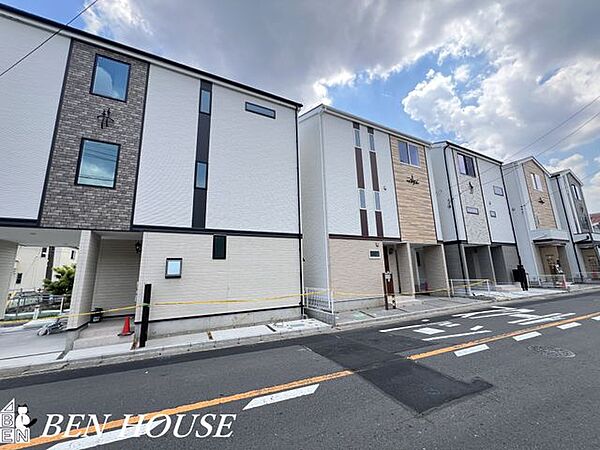 シャワー付洗面台・シャワーを引き出して使えるため洗髪はもちろんお掃除もしやすいです・大きな洗面ボウルで衣服の手洗いの際や小さなペットのお風呂として利用するときにも活躍しますね