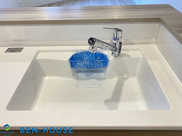 ・見た目もスッキリな浄水器内蔵水栓のキッチンです・重たいお水を買わなくてもいつでも浄水されたお水を飲むことができます・調理にも安心して利用できますね・現地へのご案内はいつでも可能です
