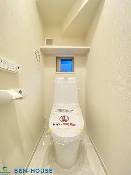 ウォシュレット付トイレ・窓付きで明るく換気も充分なトイレは温水洗浄便座仕様で清潔です・各階に設置ございますので朝の通勤・通学の準備に忙しい時間帯もご家族がスムーズに準備できますね