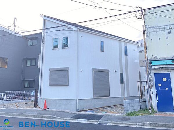 ・シャンプードレッサーで洗髪はもちろんお掃除もしやすいです・浴室は一坪タイプで足を延ばしてゆったりバスタイムできます・浄水器機能付き水栓なので美味しくて安全な水を飲むことができます