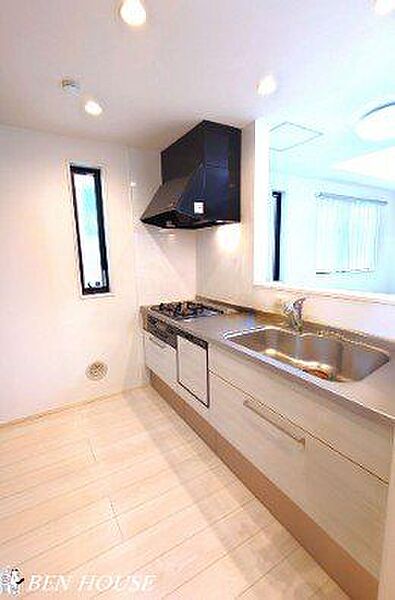 ・通風と採光を確保できる窓付きのキッチンです。明るく、換気もしっかりできるので、調理中の快適さが違います。・リビングで遊ぶお子様にも目が届く、子育て世帯にも優しい対面式タイプのキッチンです