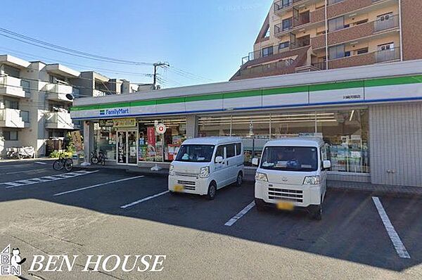 ファミリーマート川崎苅宿店 徒歩4分。お出かけ前やお帰りの立ち寄りにも便利なコンビニ。 300m