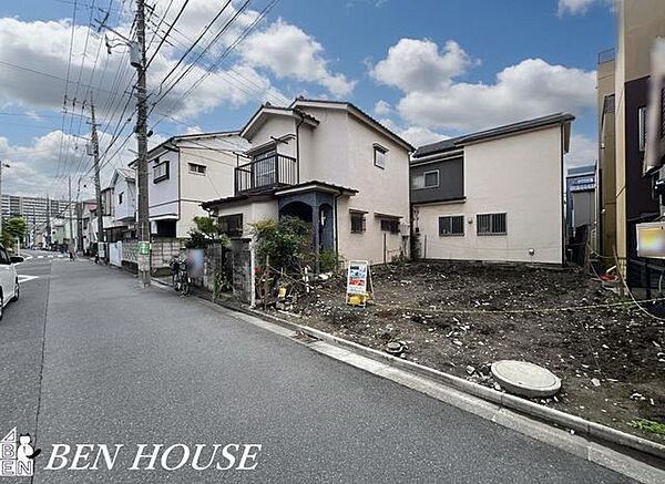 ・対面キッチンで一体感のある広々ＬＤＫはたくさんの窓から入り込む太陽光で明るく開放感のある大空間となっています・通りからの視線を感じず寛げる2階リビングでプライバシーも確保されております