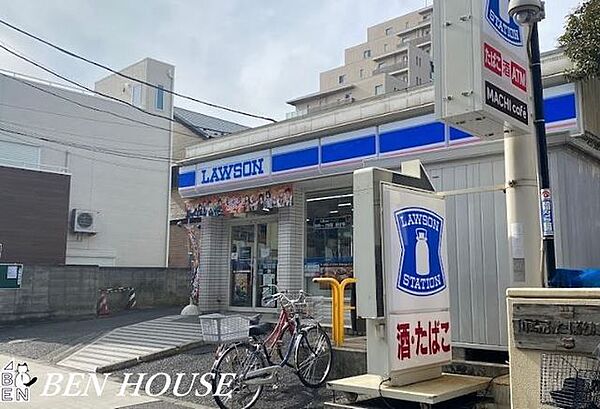 ローソン産業道路駅前店 徒歩9分。時間がない時にさっと寄れて便利なコンビニ。 700m
