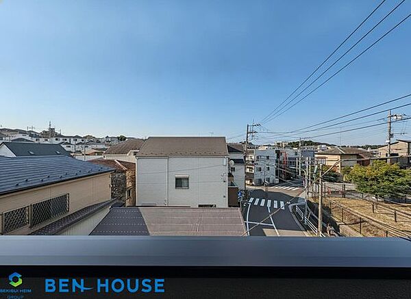 ・前面に採光や眺望を遮るような建物がなく大変開放感のある眺望です・通風も良好で換気もしやすいですね・日々の暮らしをサポートしてくれる充実の仕様・設備搭載で販売中・是非ご確認ください