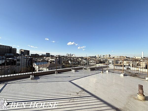 ・ルーフバルコニーでは洗濯物を干すだけでなく家庭菜園や天体観測も愉しめます・約4．5帖のお部屋にもバルコニーが面しております・新規リフォーム済のお部屋でご契約後は即入居可能